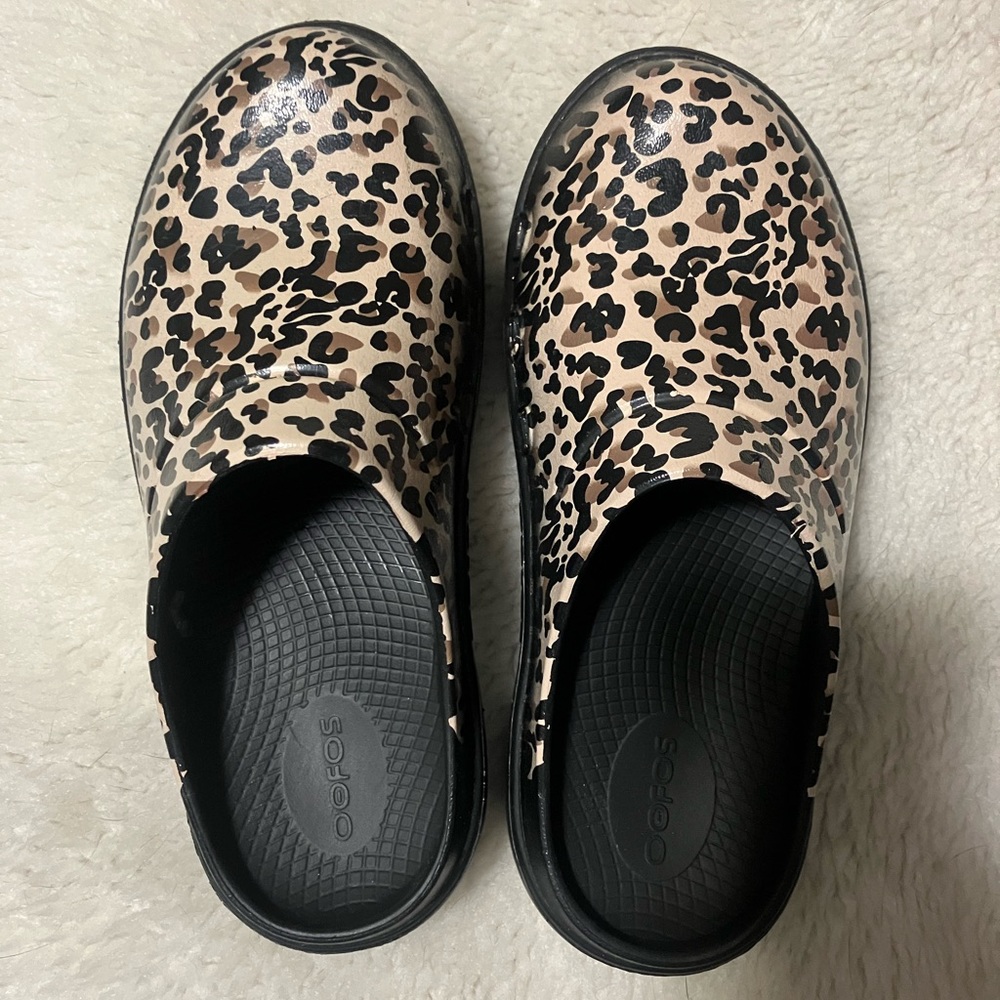 OOFOS Leopard Print Clogs in Tan and Black